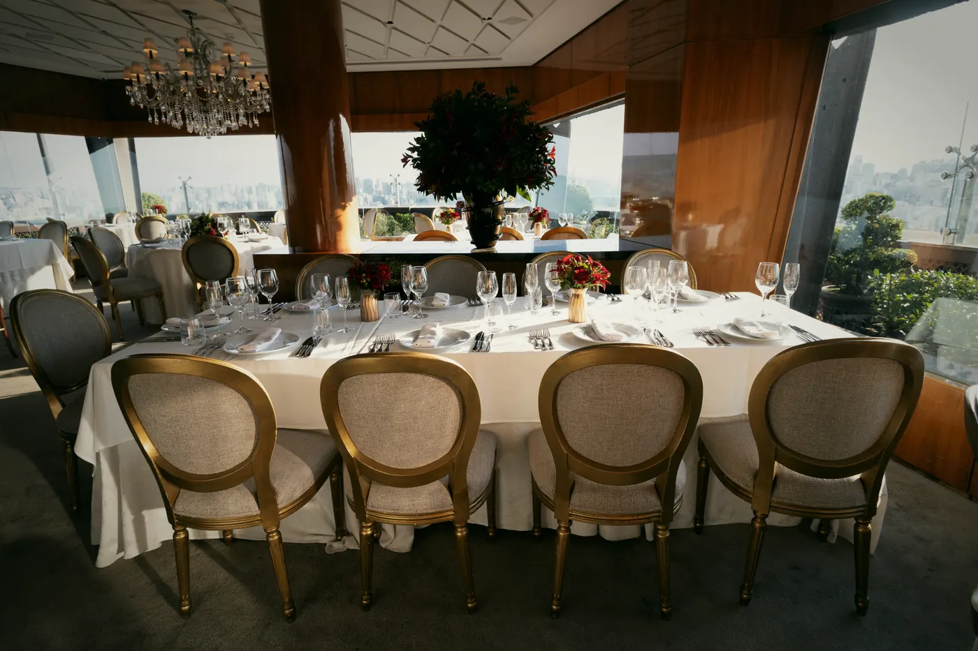 Lange, gedeckte Tafel am Fenster