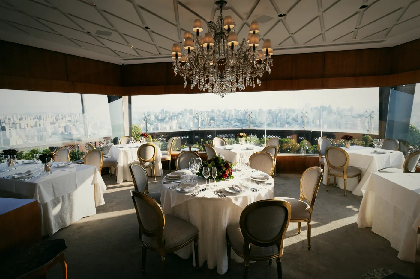 Saal mit Kristalllüster und Blick auf die Stadt